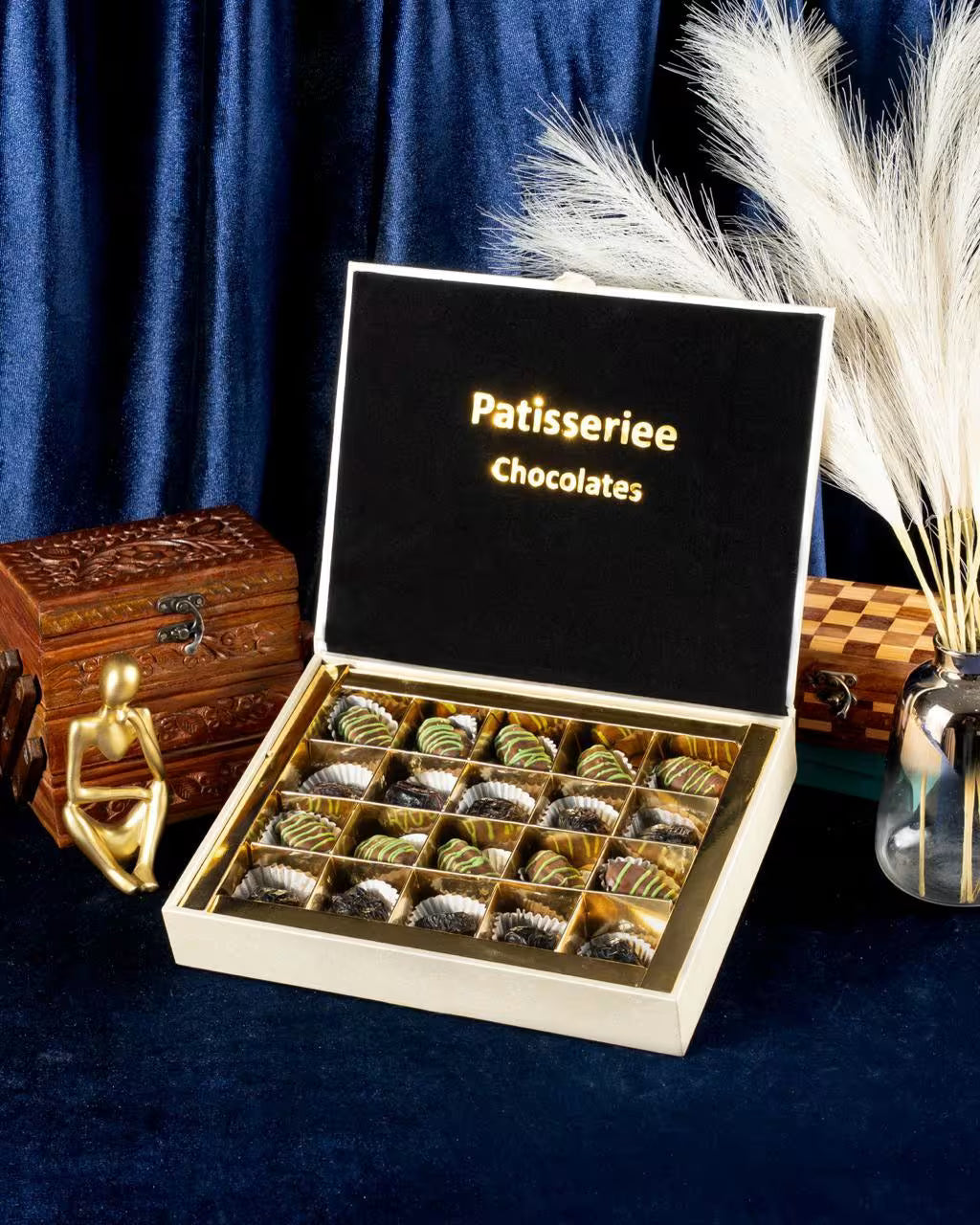 Royal Dates Box – 20 pcs (Ajwa + Kunafa)